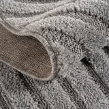 Close-up van Vloerkleed 'Zen Arches' – Zilver Japandi Design met Textuur