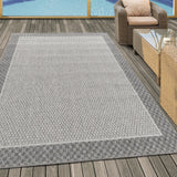 Onderhoudsvriendelijk outdoor vloerkleed Aruba, liggend op een zonnig balkon.
