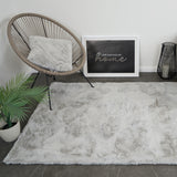 Fluffy vloerkleed lichtgrijs in woonkamer – modern en zacht sfeerbeeld