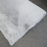 KNUFFEL fluffy vloerkleed lichtgrijs – close-up zachte hoogpolige structuur