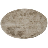 Rond fluffy vloerkleed licht taupe – sfeerfoto in interieur