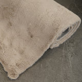 KNUFFEL fluffy vloerkleed licht taupe – close-up zachte hoogpolige structuur