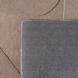 Modern taupe vloerkleed met geometrisch hoog-laag reliëf