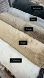 Fluffy vloerkleden in 5 kleuren met de kleurnamen erop 