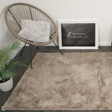 Fluffy vloerkleed licht taupe in woonkamer – warm en zacht sfeerbeeld